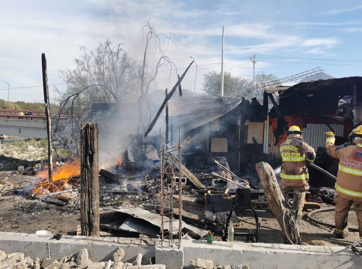 Fuego consume tejaban en la colonia Alianza