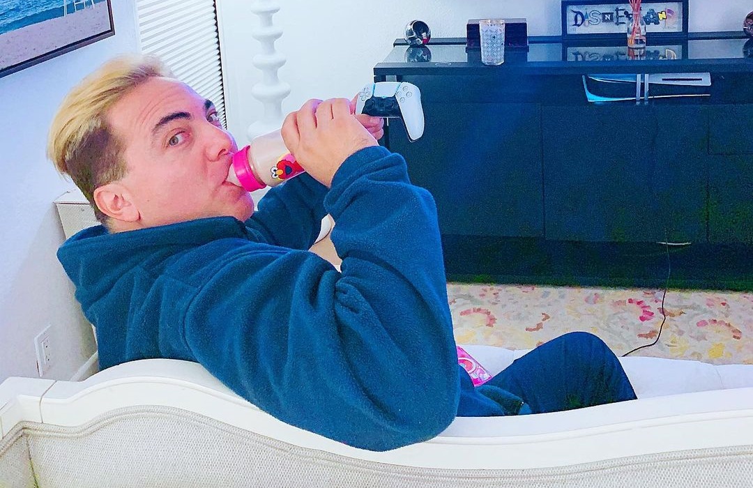 Un poco más maduro cada día: Presume Cristian Castro foto bebiendo leche en biberón