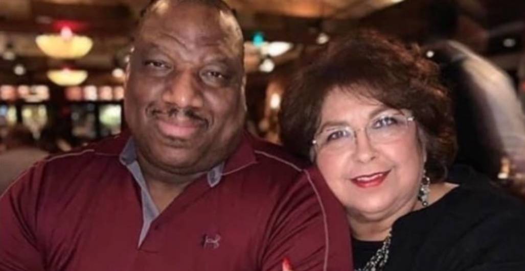 Pareja muere por COVID-19 mientras tomaban de la mano a sus hijos