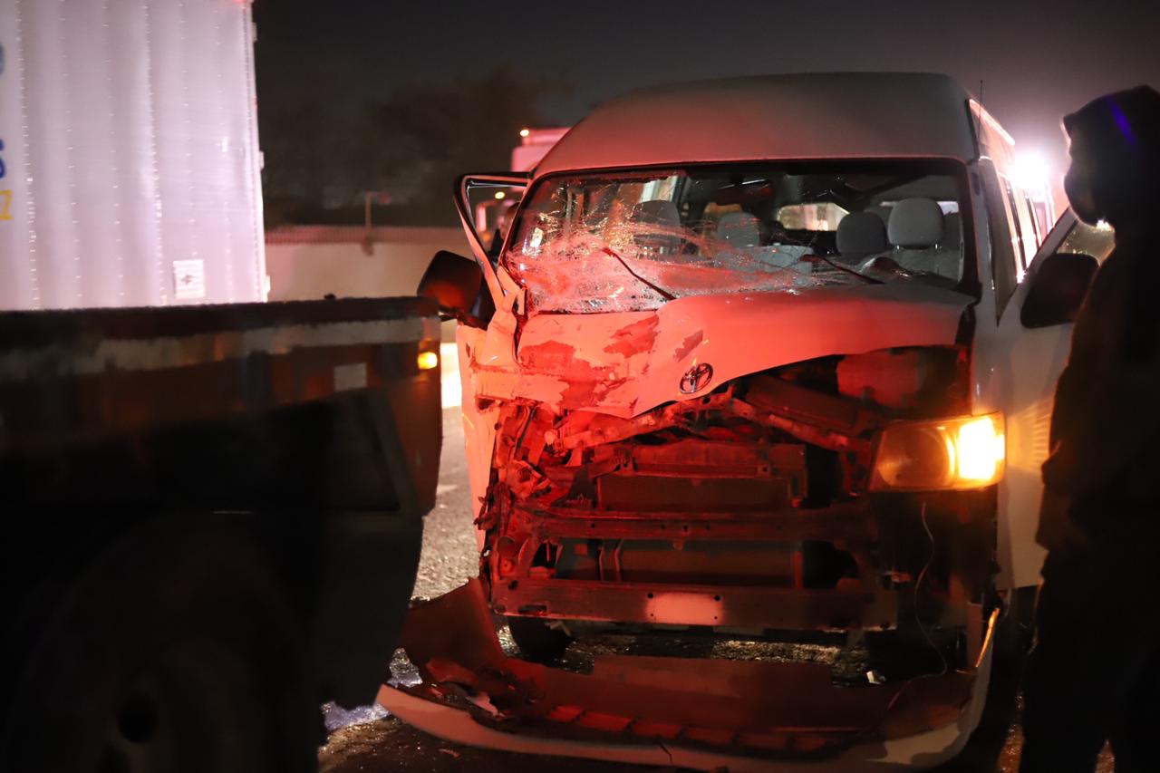 Choque entre transporte de personal y tráiler deja 5 lesionados sobre la carretera a Laredo