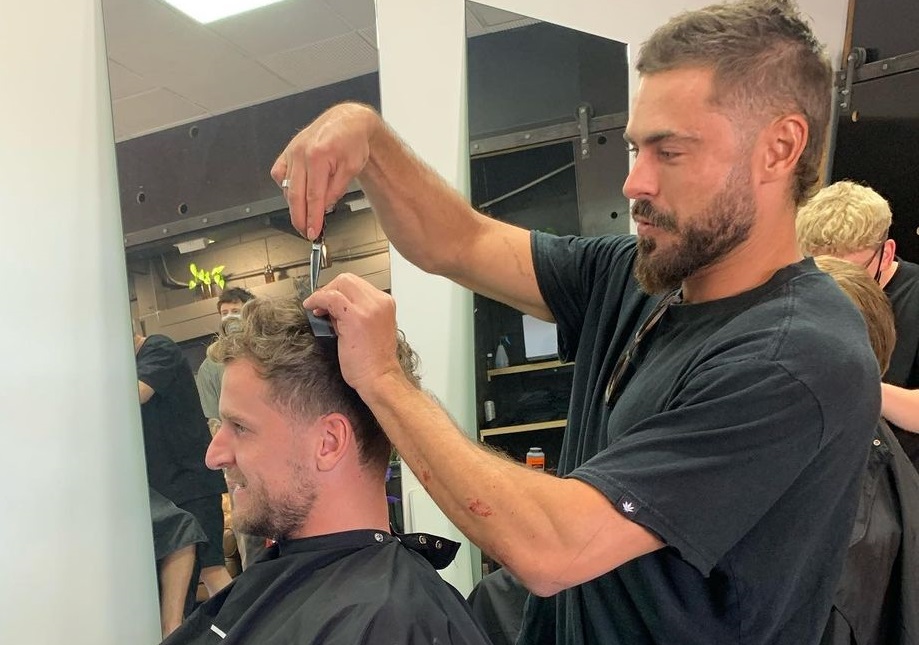 Humildad nivel: Zac Efron fue por un corte de cabello y terminó como barbero