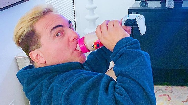 Lanzará&nbsp;Cristian Castro su propia marca de biberones para adulto
