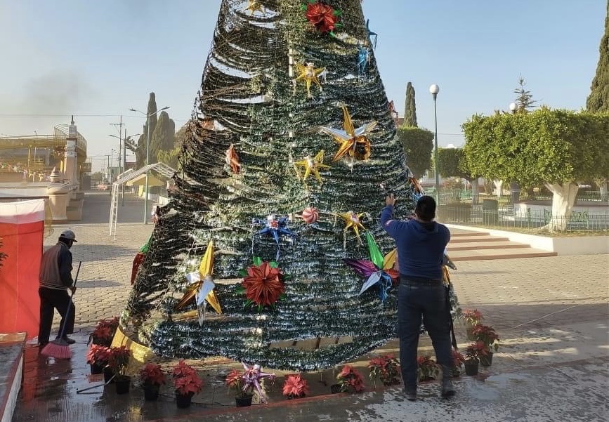 Avientan pirotecnia para quemar el árbol de navidad de Cuapiaxtla