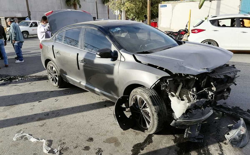 Auto se pasa el alto y provoca choque contra taxi en Torreón; hay una ...