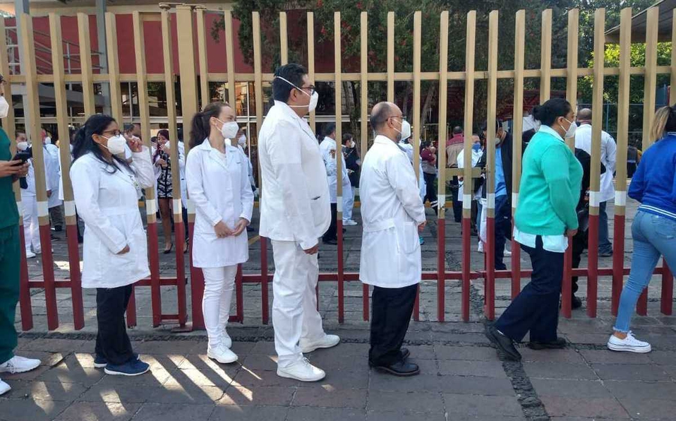 Médicos de la CDMX hacen largas filas para recibir la vacuna contra COVID-19