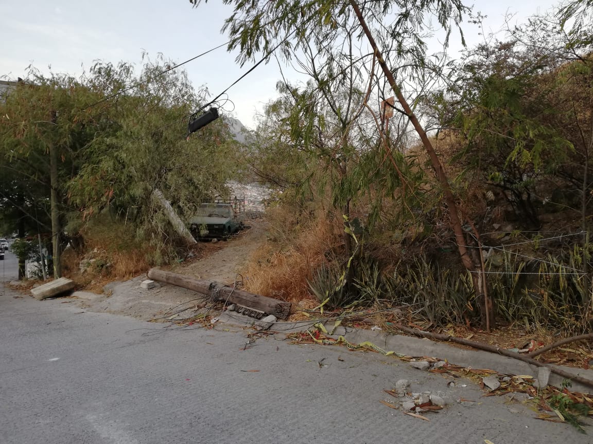 Caída de poste de luz deja cables tirados en la colonia Lomas de Santa Cecilia