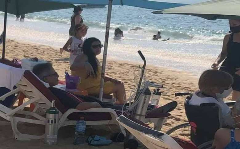 ¡Con todo y tanque de oxígeno! Turistas festejan Navidad en Acapulco