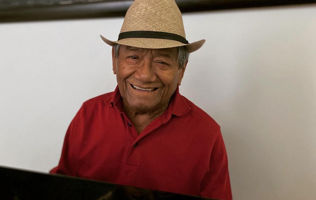 Prevén extubar en los próximos días a Armando Manzanero
