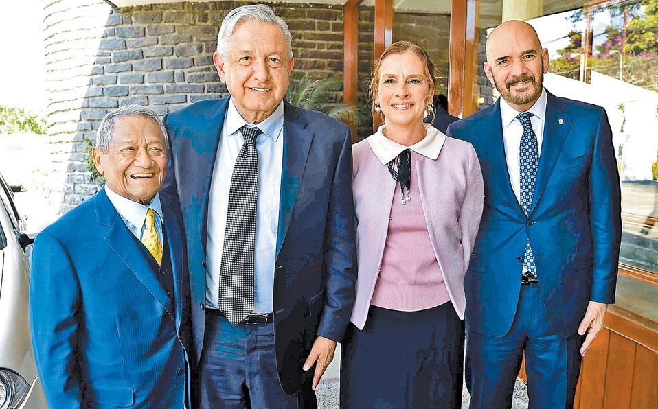 AMLO lamenta fallecimiento de Armando Manzanero, recuerda al maestro con "Adoro"