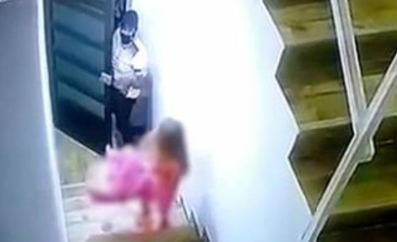 ¡Justo en Navidad! Hombre abusa de niña y queda grabado en cámara de seguridad