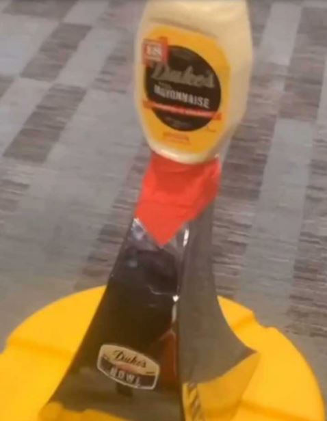 Wisconsin gana el Duke's Mayo Bowl, pero en la celebración rompen el trofeo