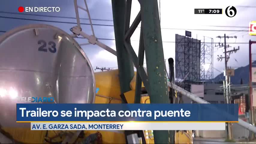 Tractocamión se estrella con puente peatonal sobre avenida Garza Sada 