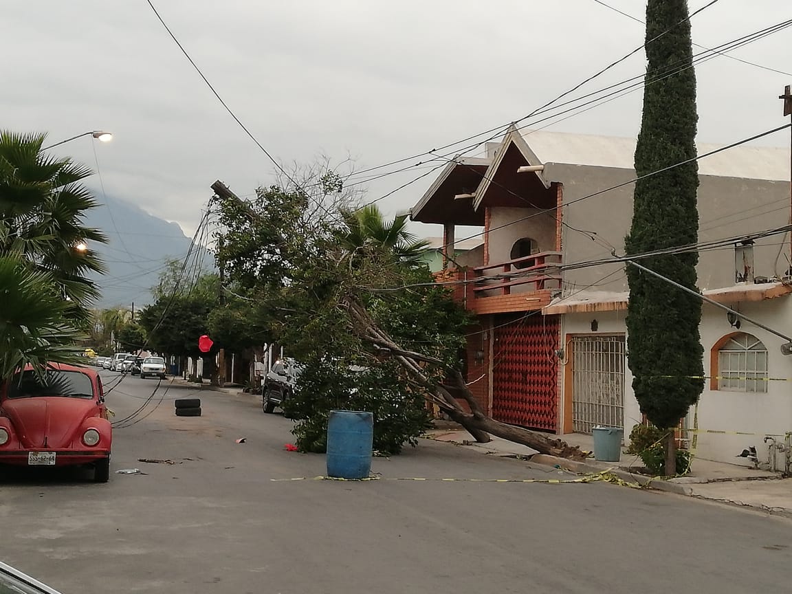 Poste a punto de caer pone en riesgo a vecinos del fraccionamiento Bernardo Reyes