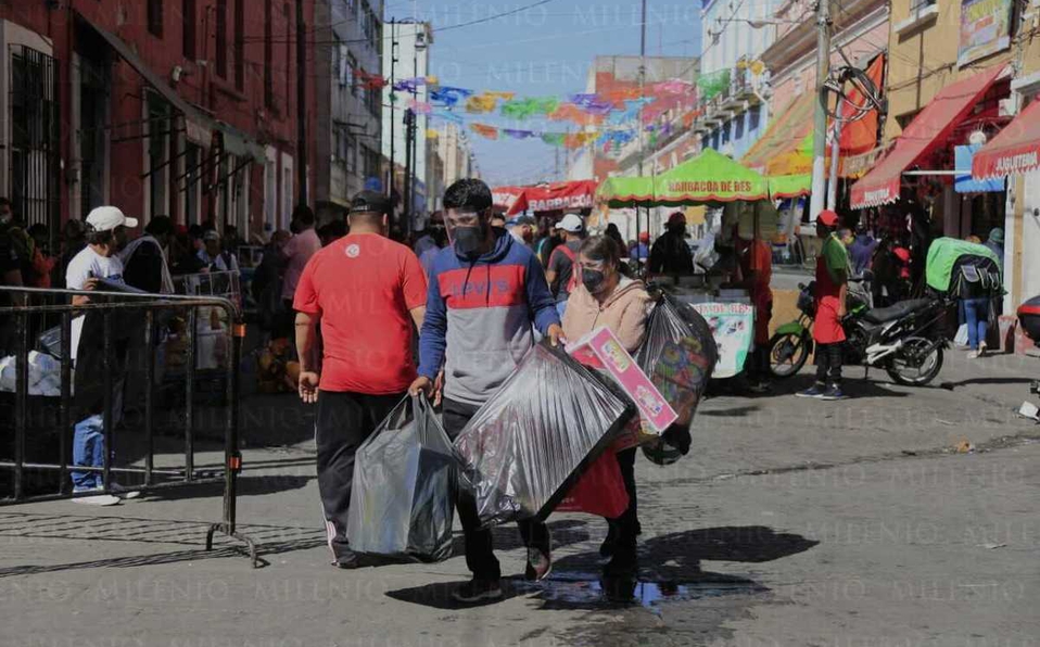 Informales incumplen decreto y venden juguetes en calle 16 poniente