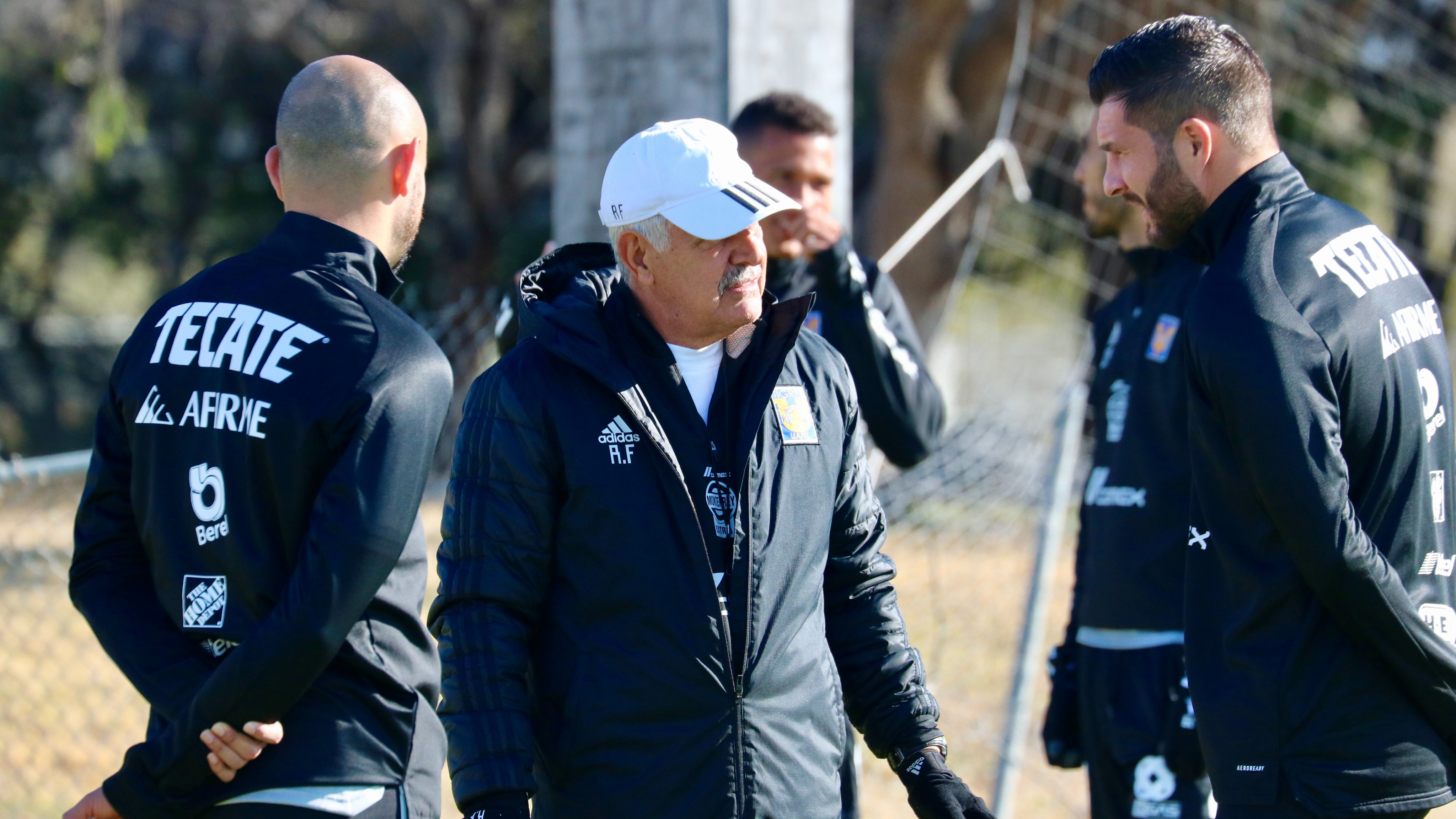 Gignac y González en el ataque  