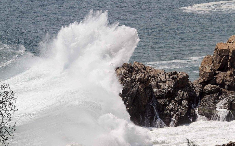 Hombre se ahoga luego de tratar salvar a sus dos hijos en el mar de California