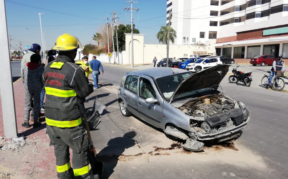 En Torreón, joven de 17 años destruye el auto familiar en accidente