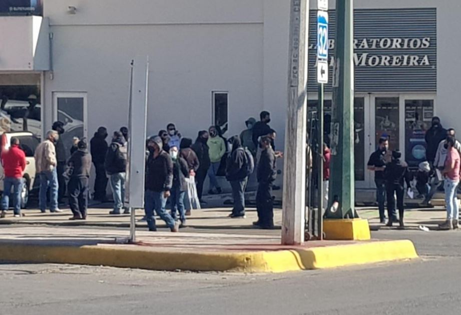 Laboratorios también registran largas filas para prueba de Covid-19 en Monterrey
