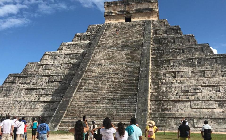 Mujer sube a pirámide de Chichen Itzá para cumplir promesa a su esposo fallecido