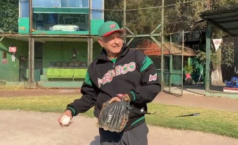 AMLO se toma la tarde para jugar béisbol en deportivo de CDMX