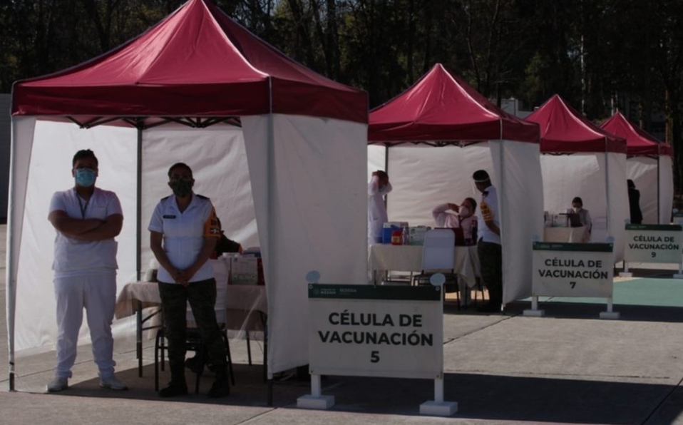 Personal médico que no atiende covid recibe dosis de vacuna sobrantes 