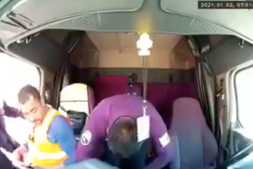 Tránsito revisa cabina de tráiler y baja a empujones al chofer de la unidad (VIDEO)