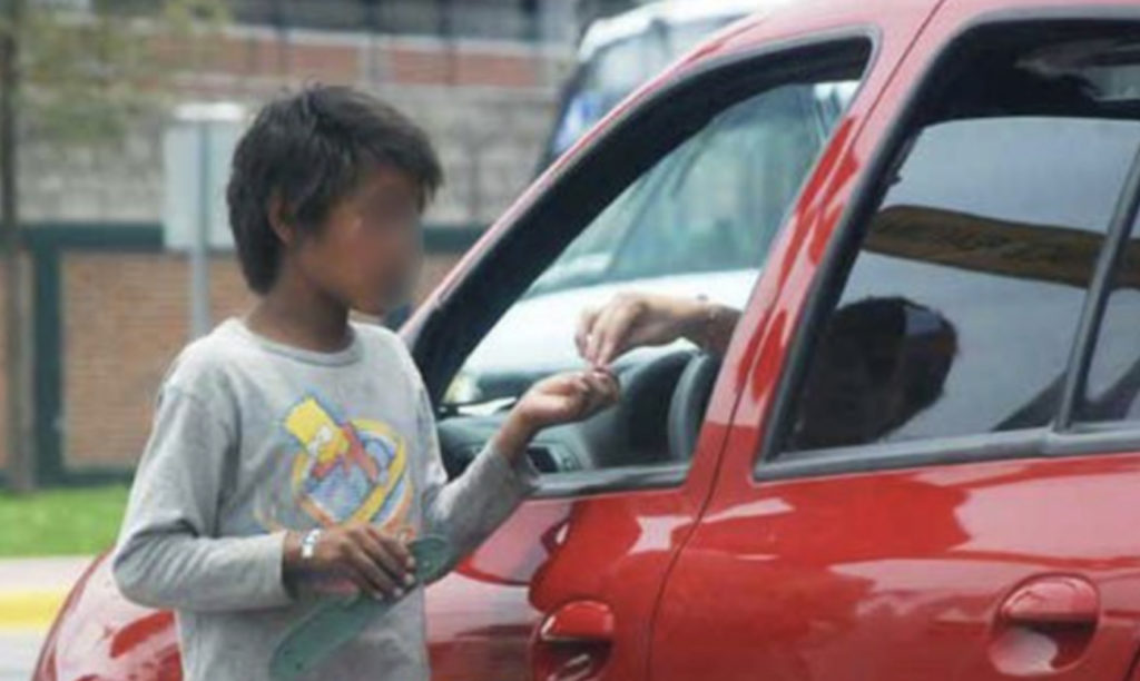 DIF exhorta a no dar monedas a menores en semáforos | Telediario México