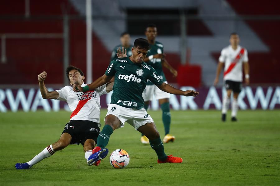 El Palmeiras golea a un River Plate errático y acaricia la final