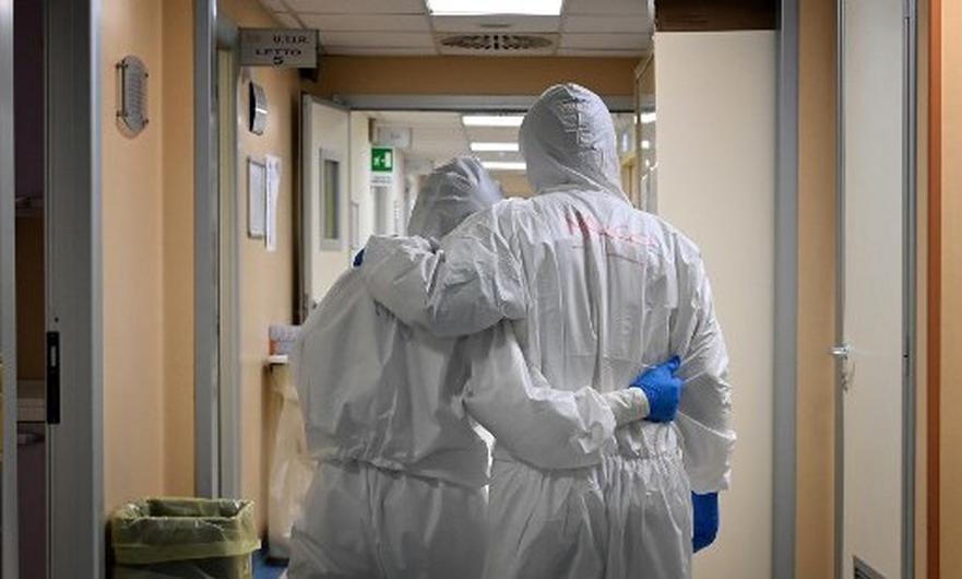 Enfermero es retirado de sus labores tras tener relaciones con paciente covid en baño de hospital