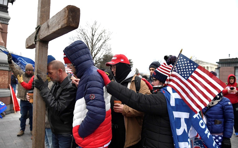 Seguidores de Trump protestan frente al Capitolio para rechazar victoria de Biden 
