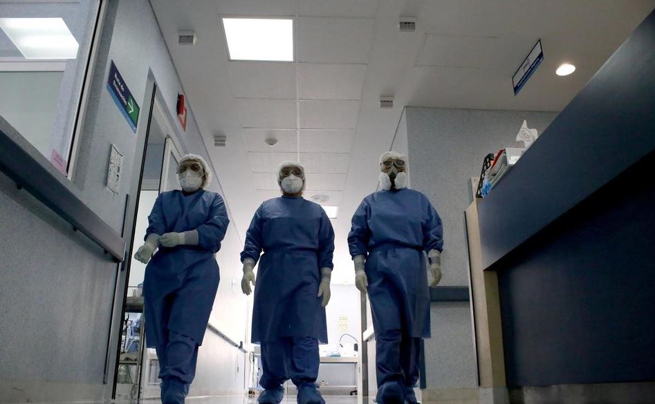Despiden por WhatsApp a más de 100 enfermeros que atendieron pacientes Covid-19