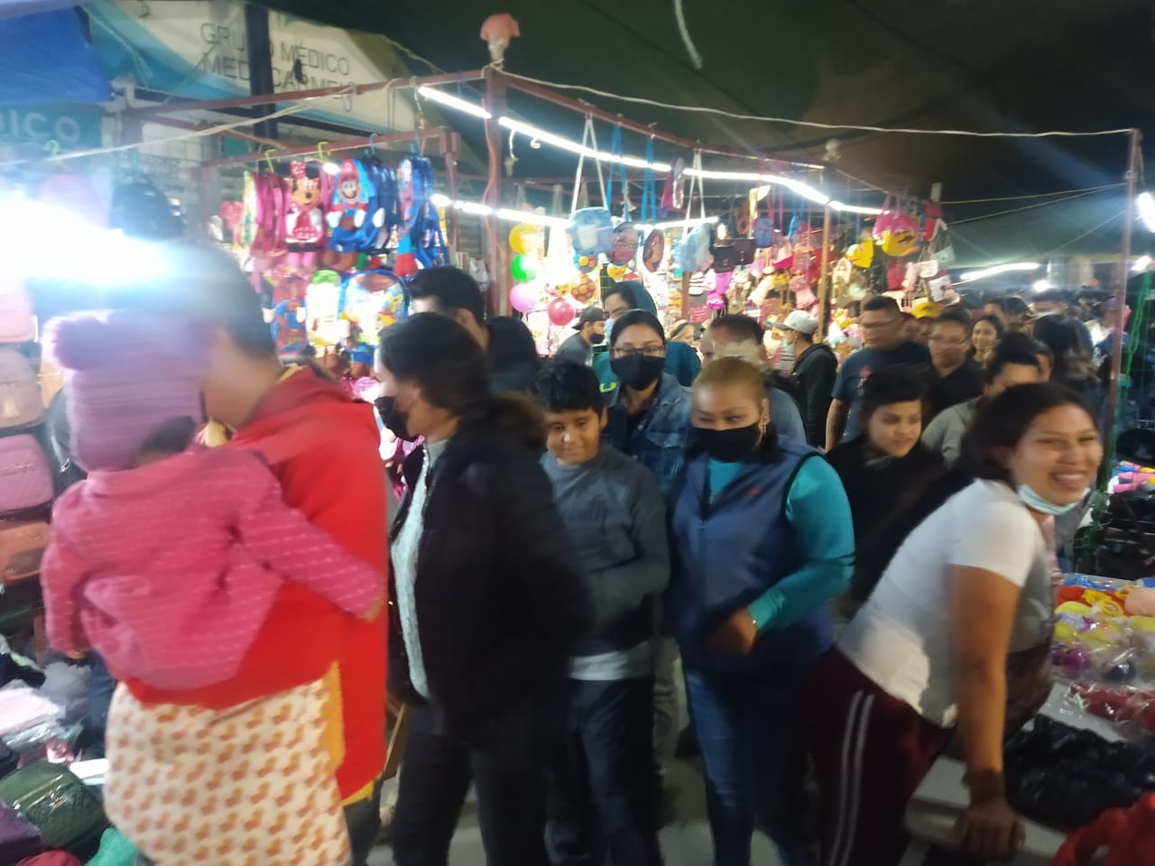 Pega pandemia a “Reyes Magos”; abarrotan tianguis pero hay pocas ventas