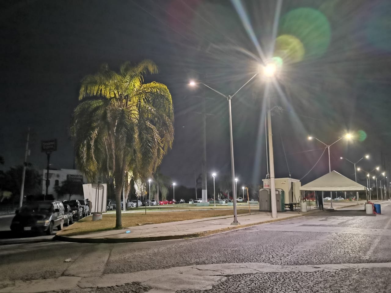 Ciudadanos arman fila por la noche en el drive thru de Escobedo en espera de alcanzar pruebas