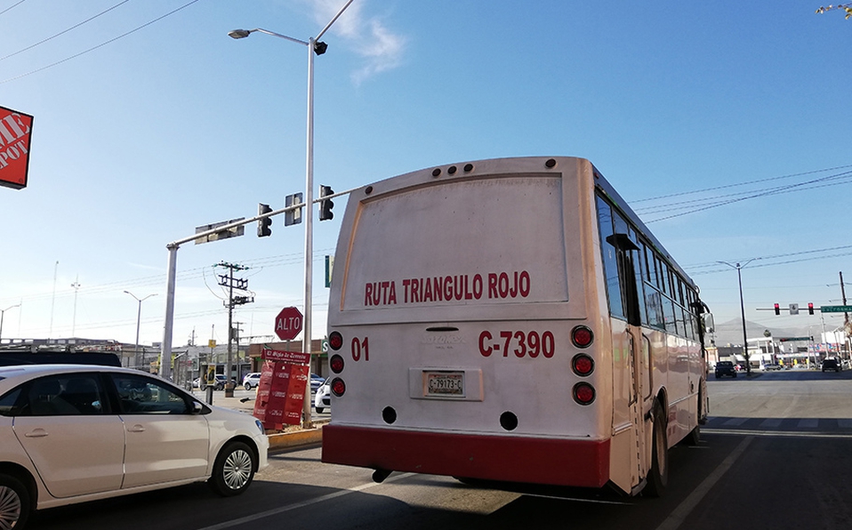 Pasajero asalta con navaja a chofer de camión y se lleva el efectivo en Torreón