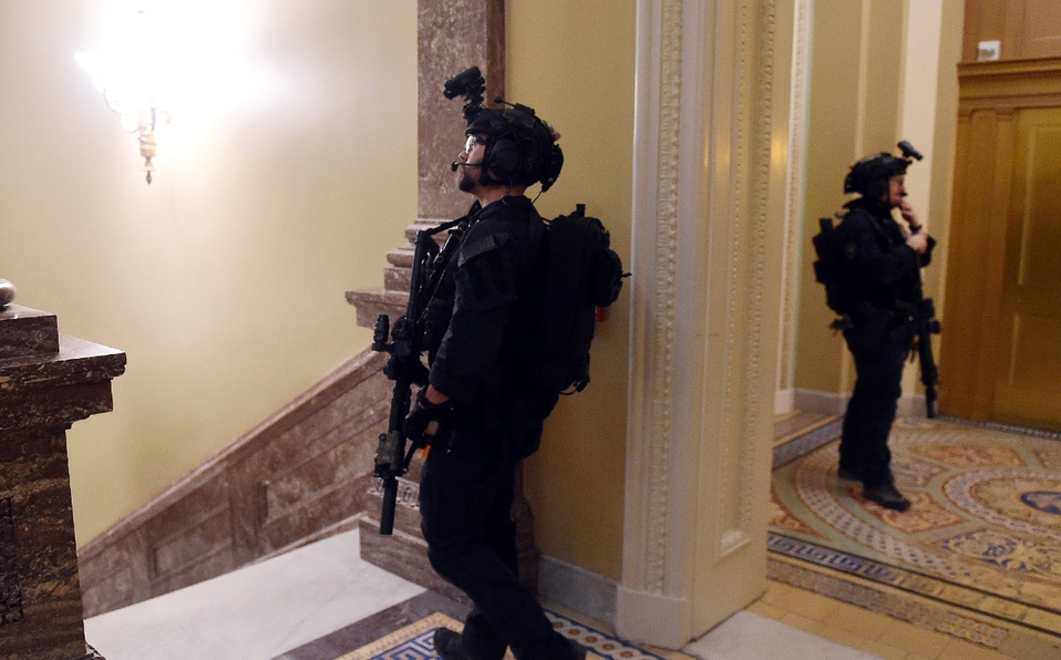 Policía que disparó a mujer en el Capitolio es suspendido