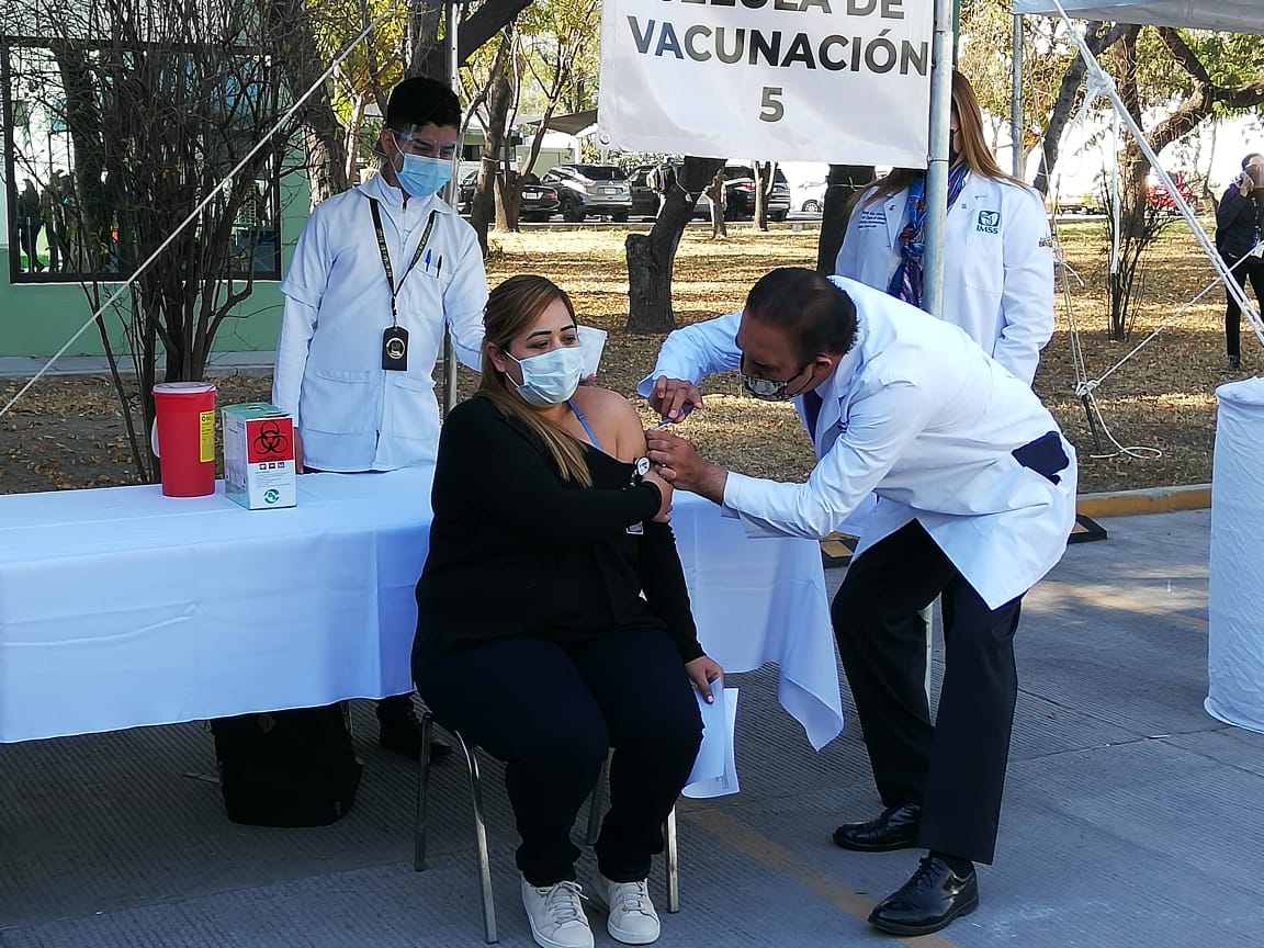 Inicia segunda jornada de vacunación contra Covid-19 para personal médico en NL