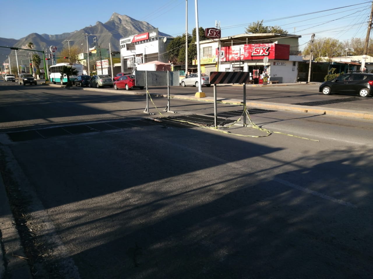 Alcantarilla en mal estado afecta a automovilistas en avenida Israel Cavazos