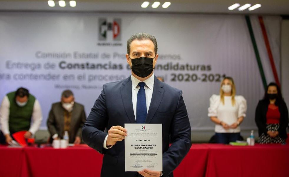 Adrián de la Garza recibe constancia como candidato del PRI a la gubernatura