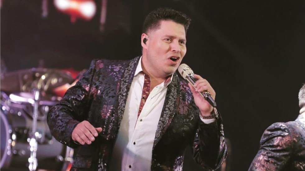 Algunos de los cantantes gruperos que han superado el Covid-19