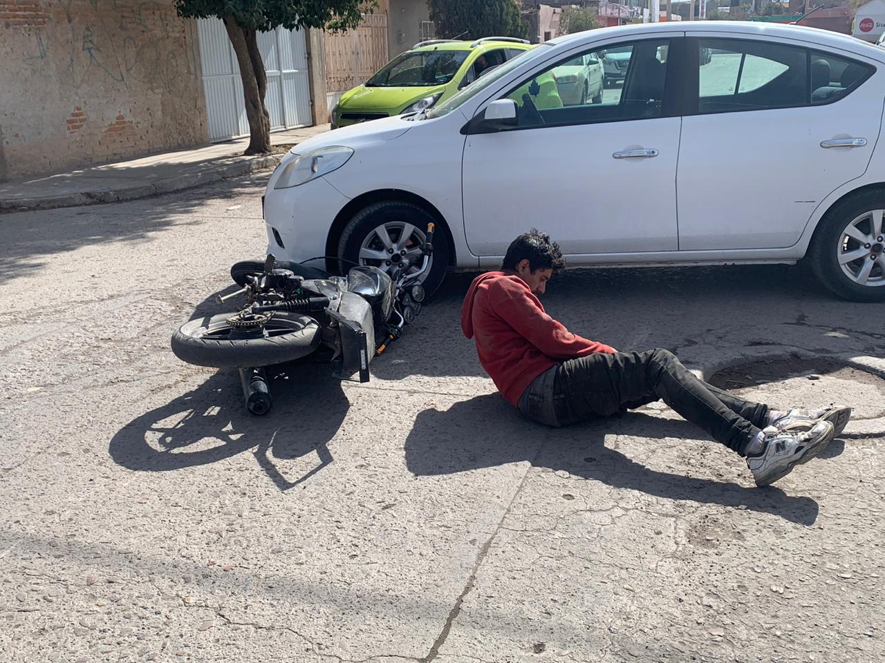 Joven en su motocicleta es arrollado por un auto en la colonia Tierra y Libertad