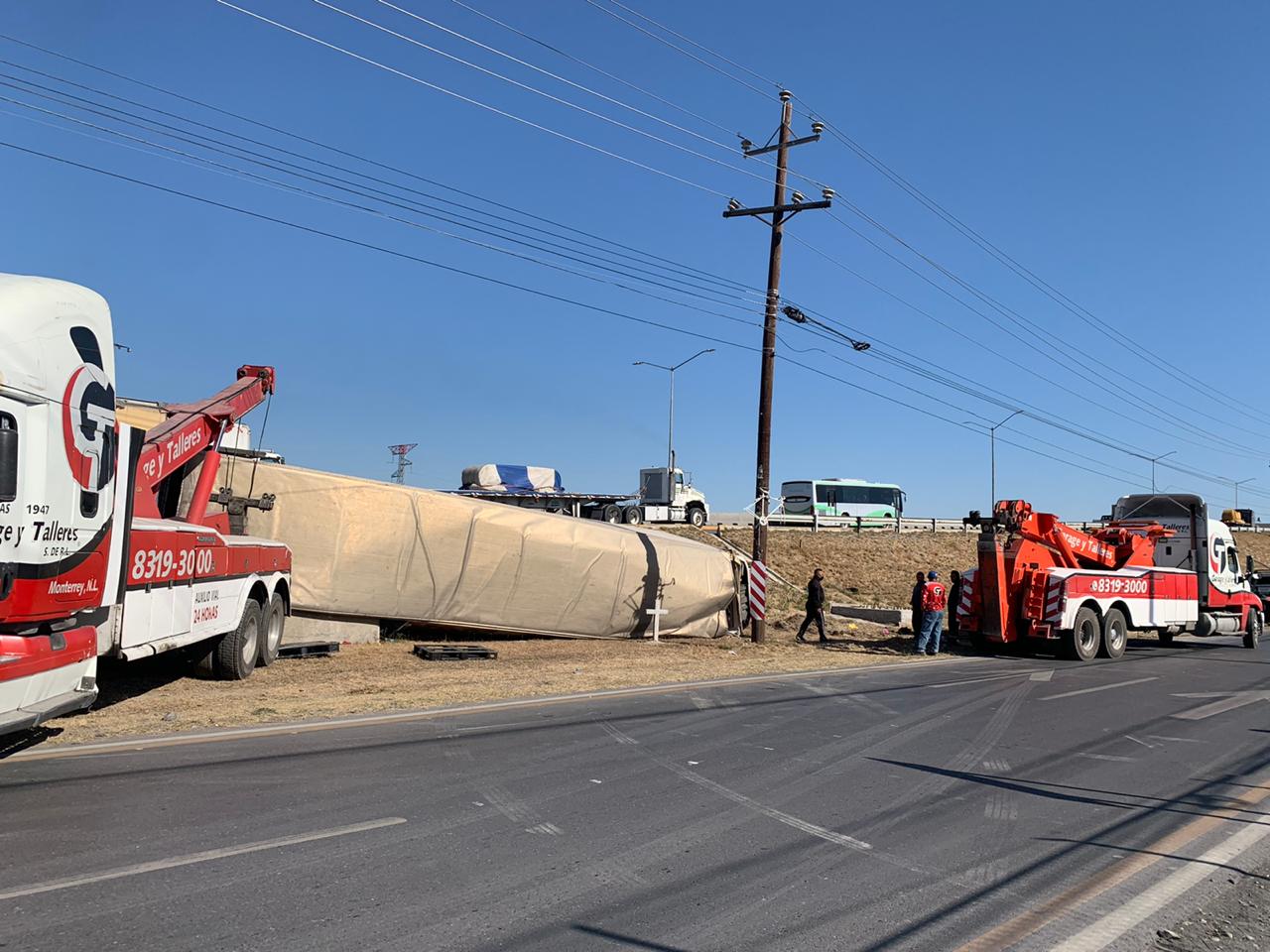 Tráiler recibe cerrón y termina volcado en la carretera Miguel Alemán  