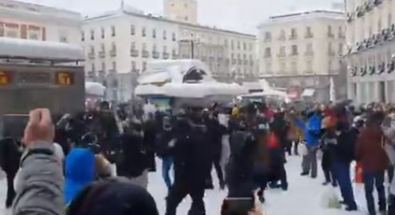 Con canción de Paulina Rubio, españoles disfrutan caída de nieve en Puerta del Sol