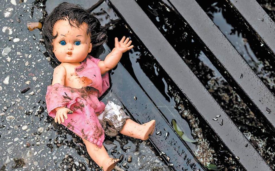Hombre huye con su hija muerta en brazos; no tenía dinero para la necropsia