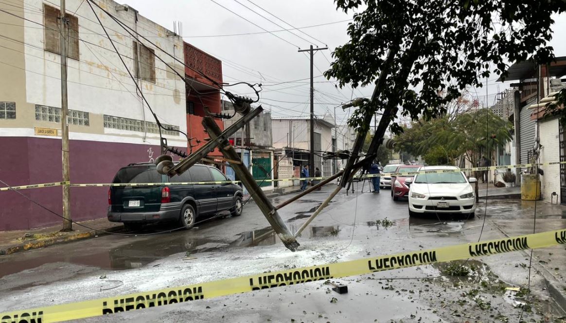 Poste de energía eléctrica se parte en dos tras incendiarse en la colonia Reforma