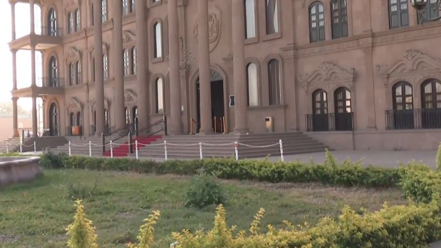 Delincuente armado ingresa a casino y roba pertenencias de cliente