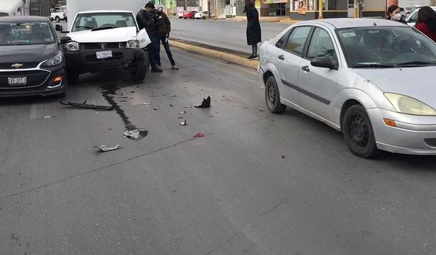 Camión de muebles se queda sin frenos y provoca accidente en Torreón