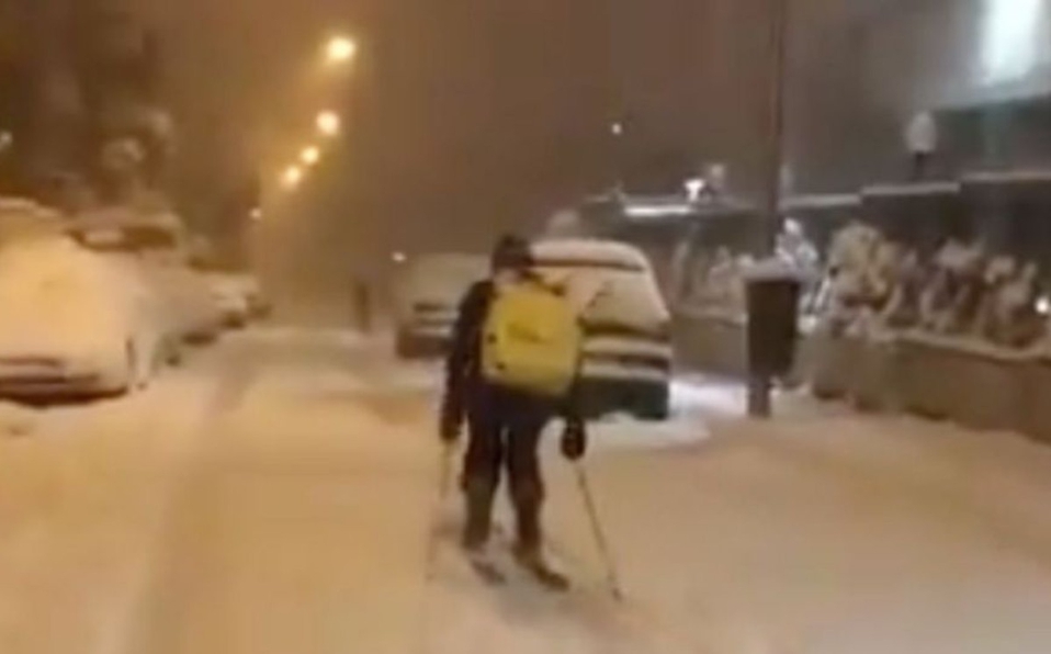 ¡Nada lo detiene! Repartidor entrega pedido esquiando en Madrid; video se hace viral