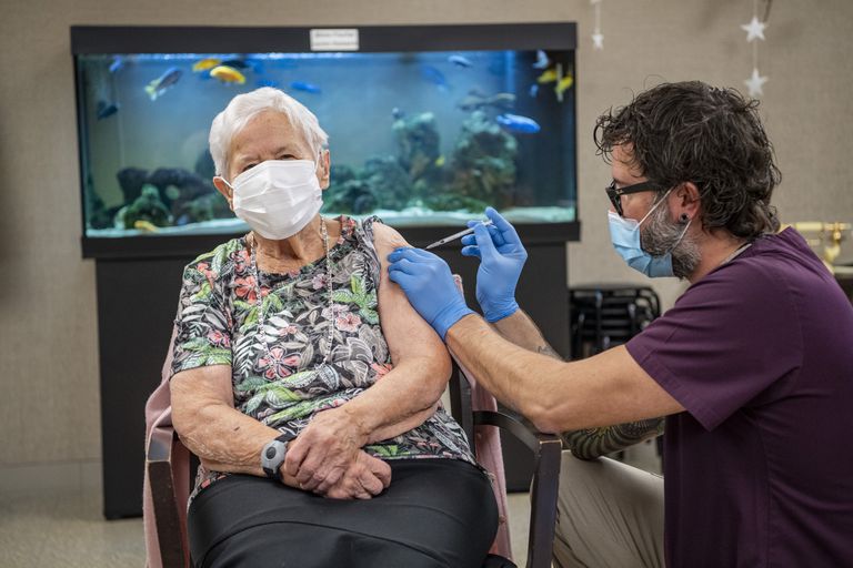 Docena de ancianos vacunados con la primera dosis de la vacuna contra Covid-19 dan positivo