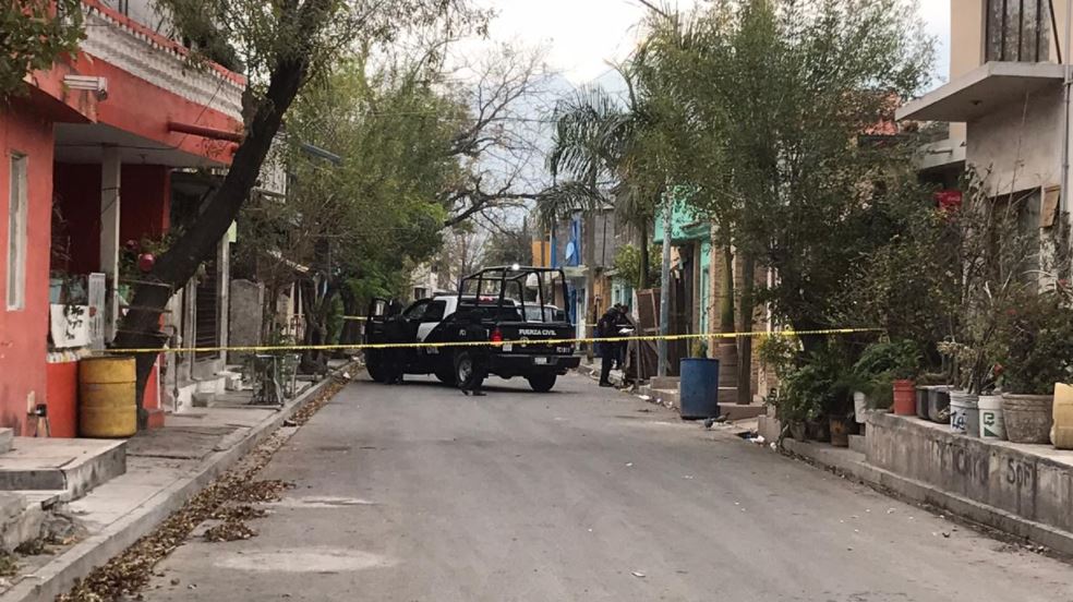 Ataque a balazos afuera de taller mecánico deja 2 hombres heridos en Monterrey