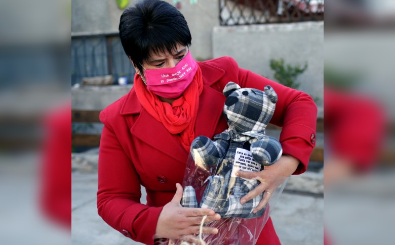Mujer crea osos de peluche con ropa de personas fallecidas